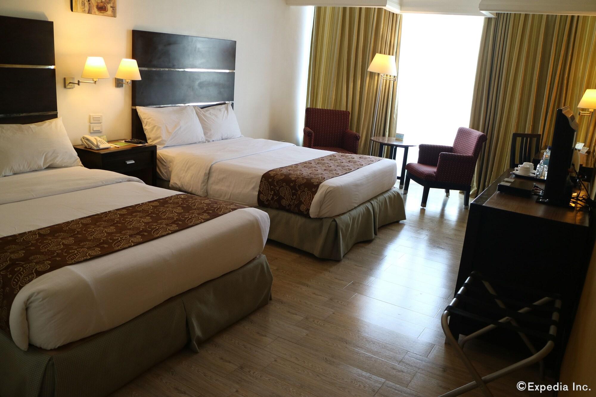 Days Hotel By Wyndham Iloilo Экстерьер фото