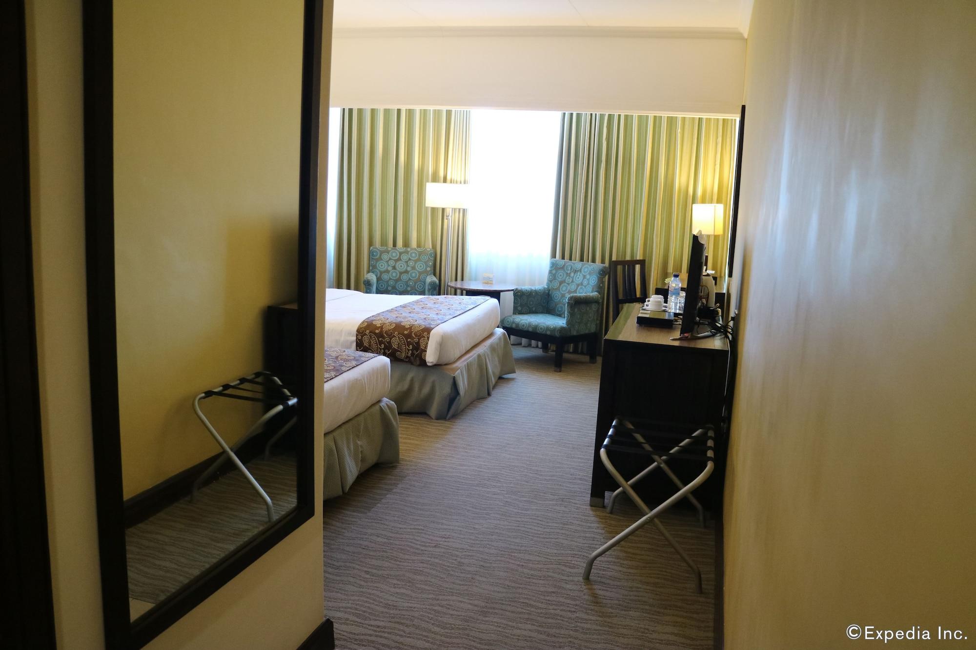 Days Hotel By Wyndham Iloilo Экстерьер фото