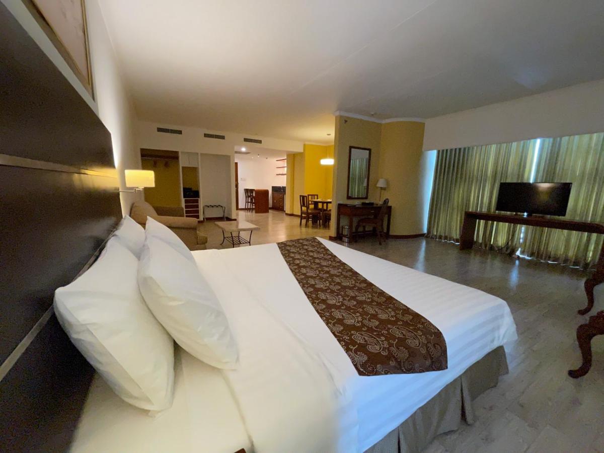 Days Hotel By Wyndham Iloilo Экстерьер фото